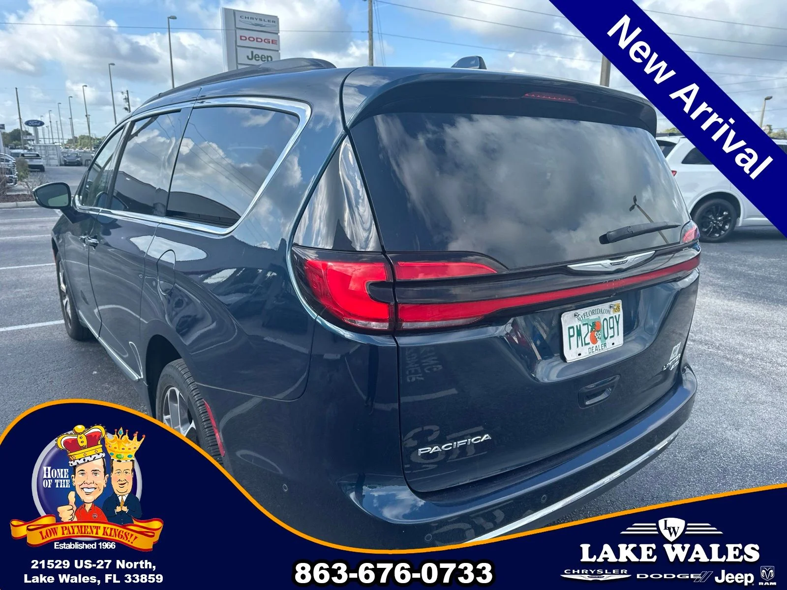 Used 2022 Blue Chrysler Limited image 5