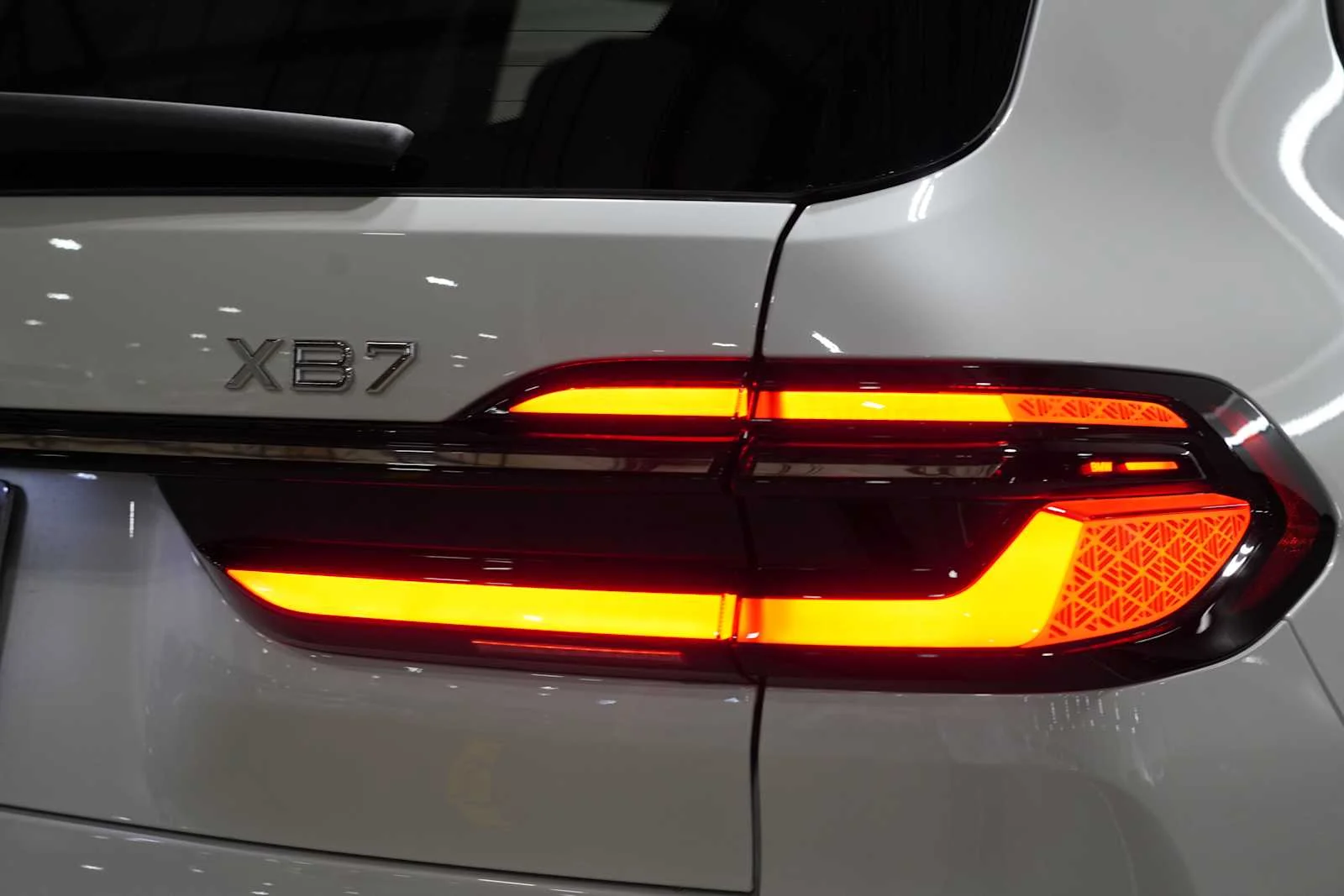 New 2026 Mineral White Metallic BMW ALPINA XB7 image 7
