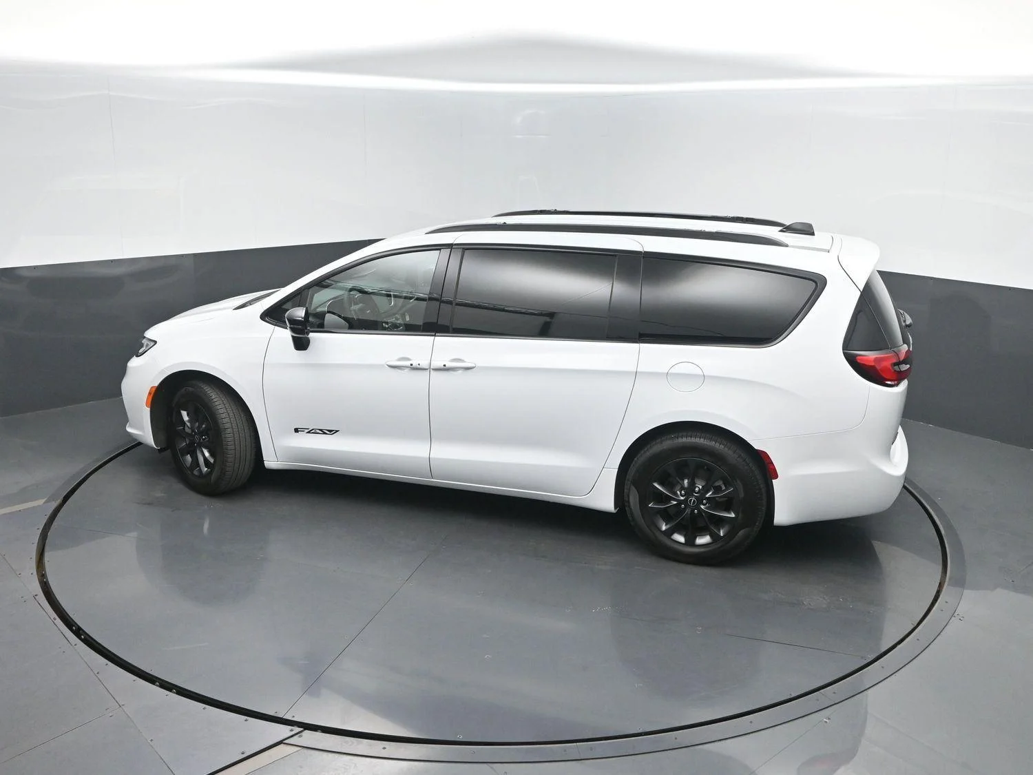 New 2026 Bright White Clear-Coat Exterior Paint Chrysler Select image 38