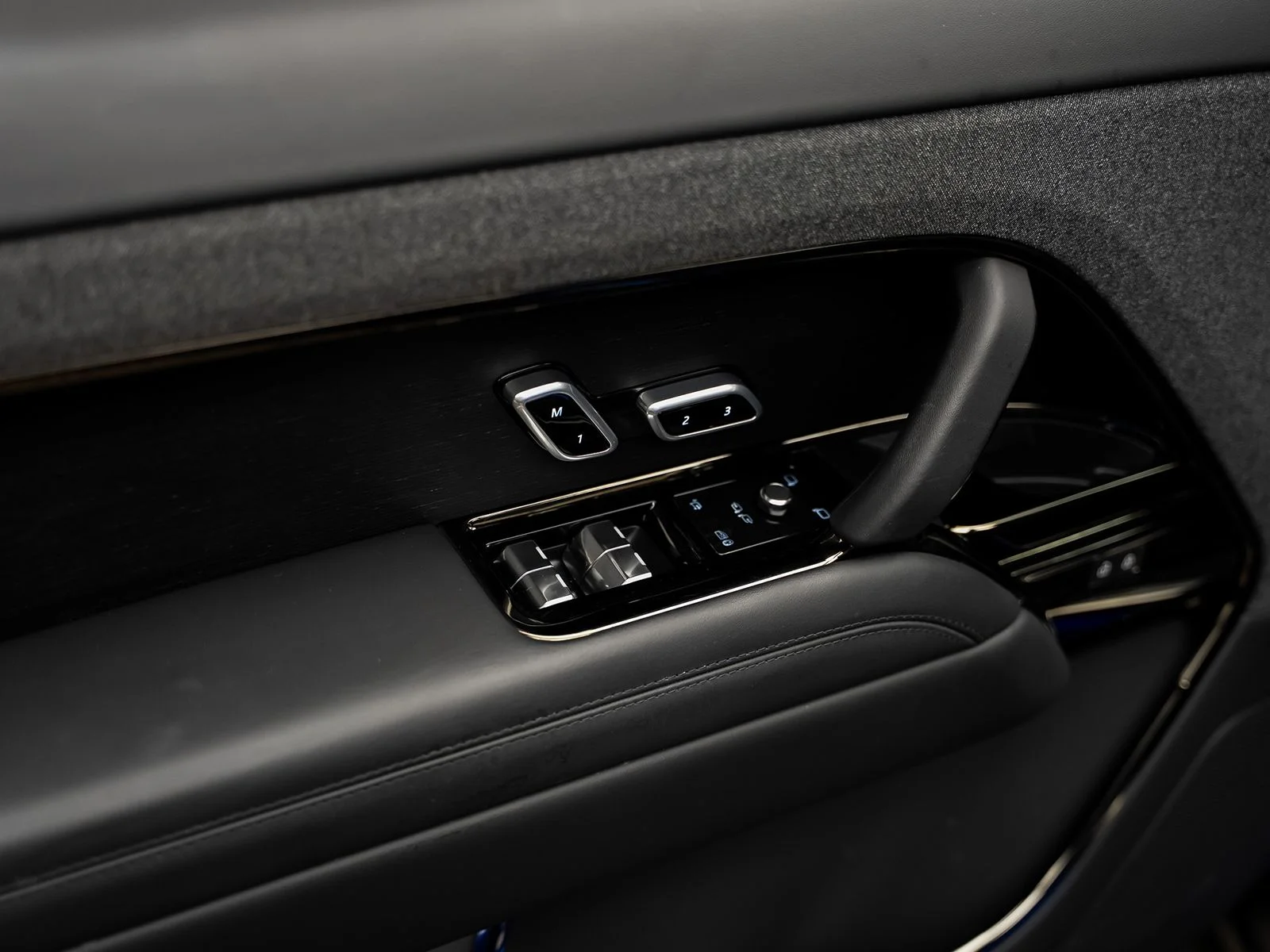 Used 2025 Blue Land Rover Autobiography image 60