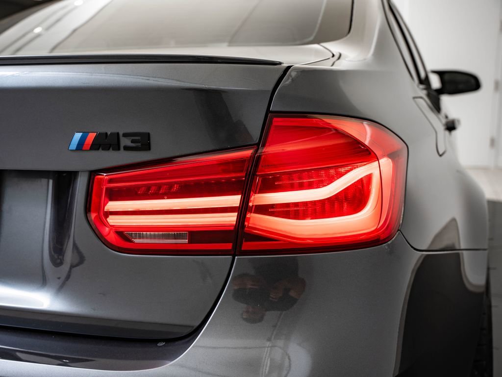Used 2018 Mineral Gray Metallic BMW  image 9