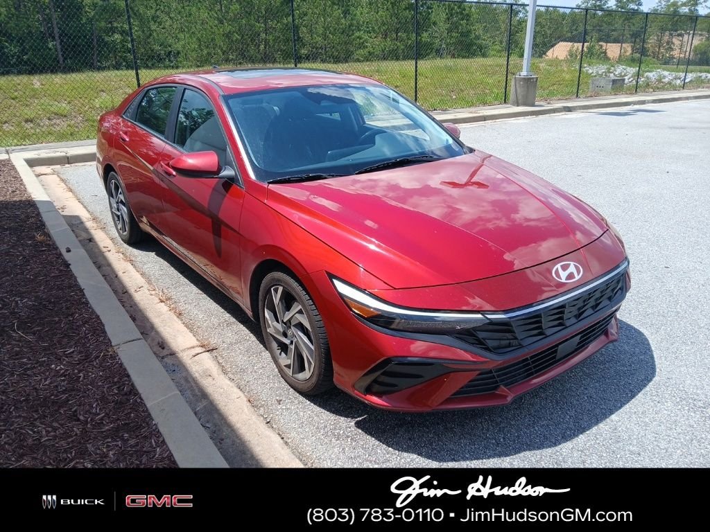 Used 2025 Red Hyundai SEL Convenience image 4
