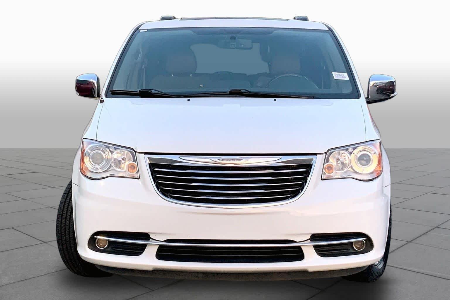 Used 2016 Bright White Clearcoat Chrysler Limited Platinum image 4