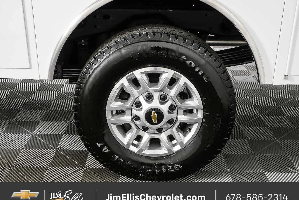 New 2026 Summit White Chevrolet WT image 30