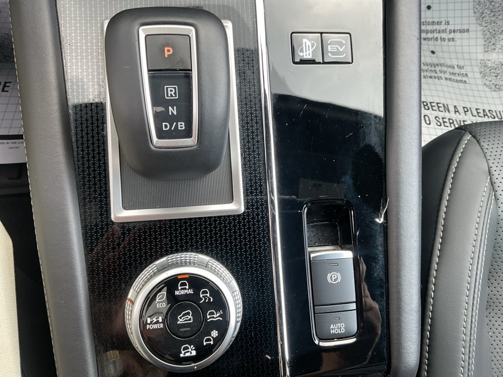 Used 2025 White Diamond Mitsubishi SEL Black Edition image 30