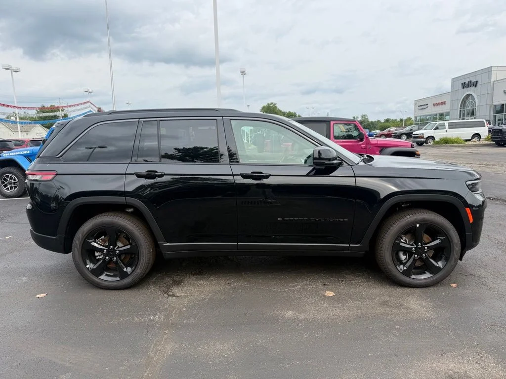 New 2026 Diamond Black Crystal Pearlcoat Jeep Limited image 2