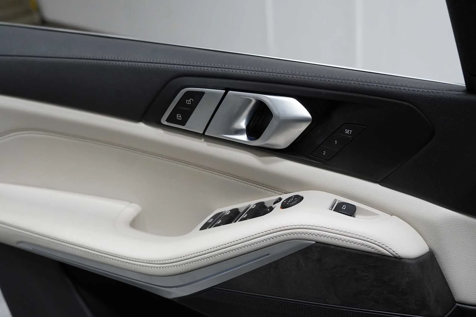 Certified Used 2022 Alpine White BMW xDrive40i image 14