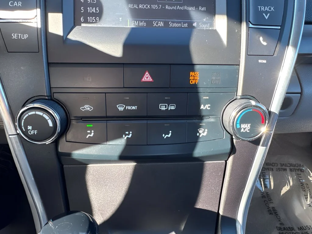 Used 2015 White Toyota LE image 18
