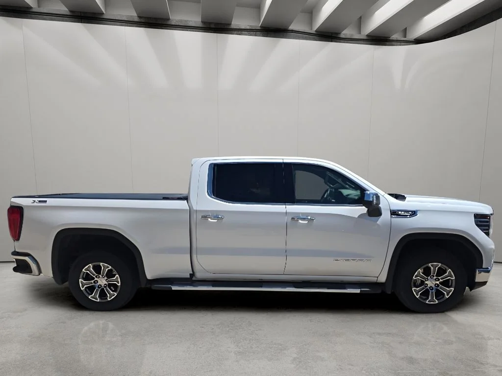 Used 2022  GMC SLT image 6