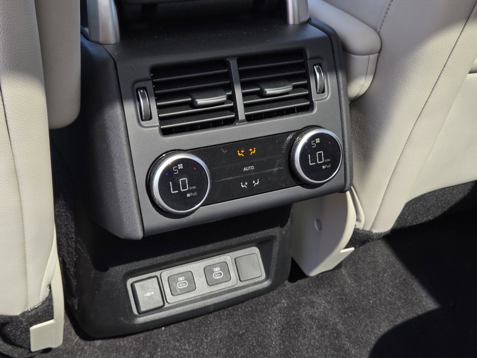 Used 2025 Fuji White Land Rover Dynamic SE image 34