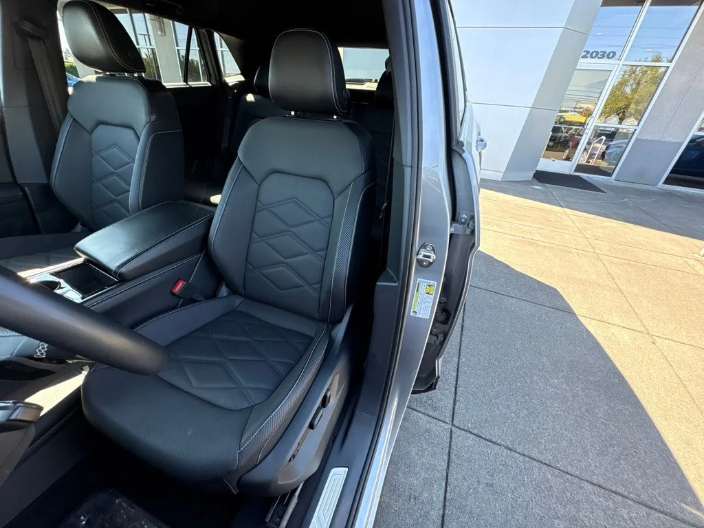 Used 2024  Volkswagen 2.0T SE w/Technology image 12