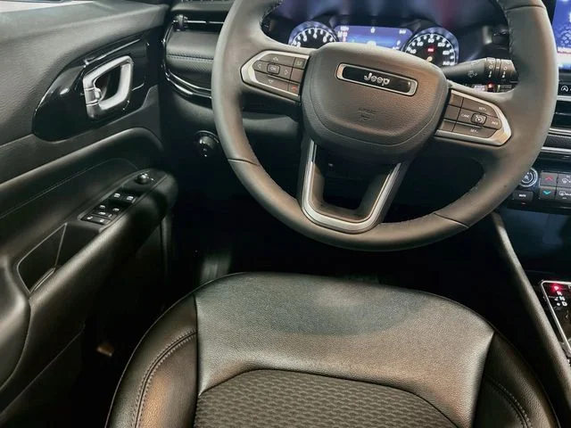 Used 2025 White Jeep Latitude image 17