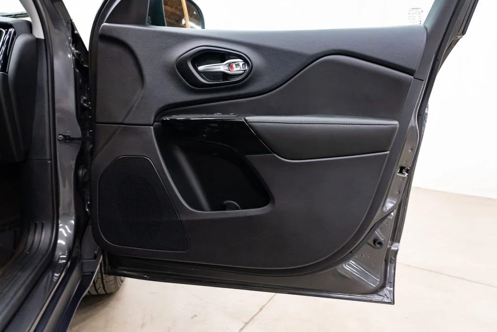 Used 2023 Gray Jeep Altitude image 29