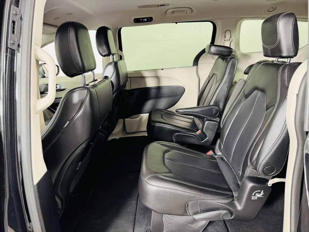 Used 2023 Black Chrysler Touring L image 21