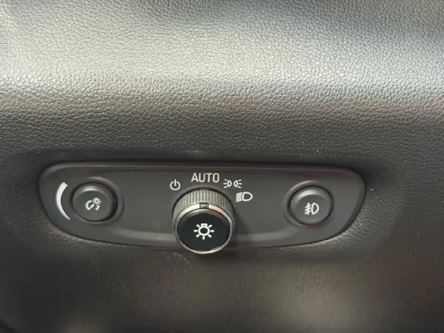 Used 2020 SILVER ICE METALLIC Chevrolet LT Cloth image 29