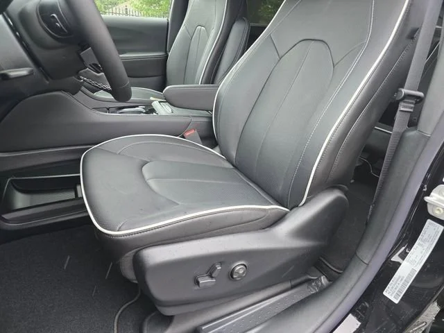 New 2027 Diamond Black Crystal Pearlcoat Chrysler Limited image 6