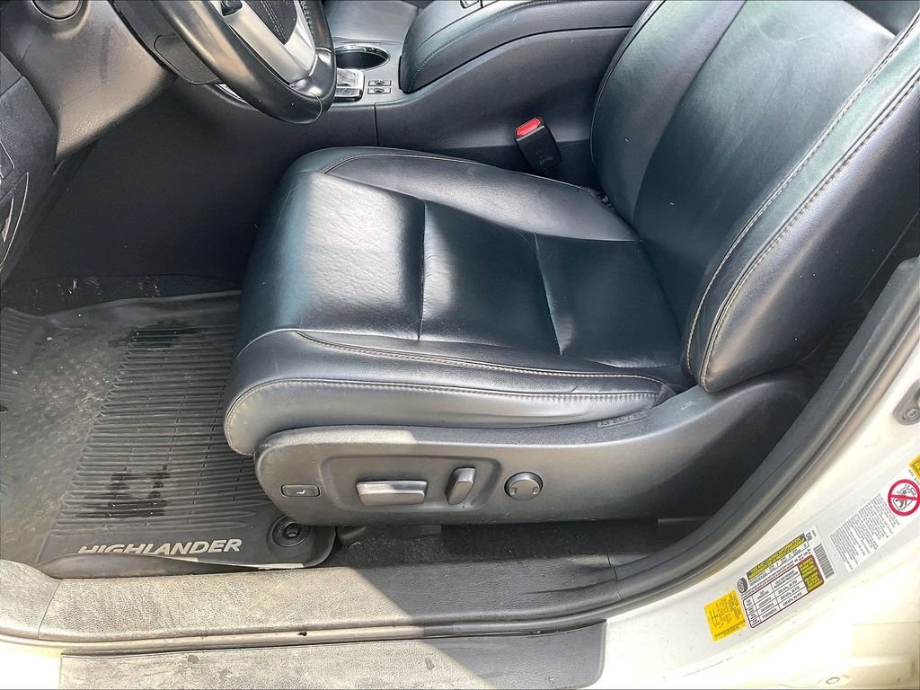Used 2019 Blizzard Pearl Toyota XLE image 36
