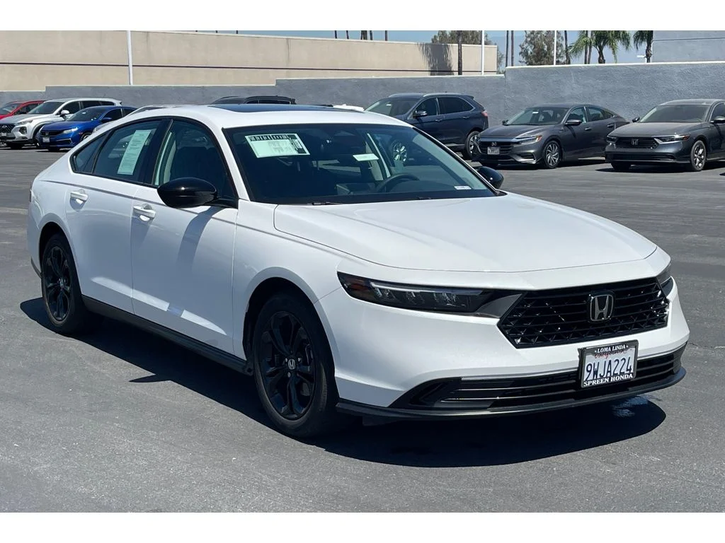 Used 2025 Platinum White Pearl Honda SE image 8