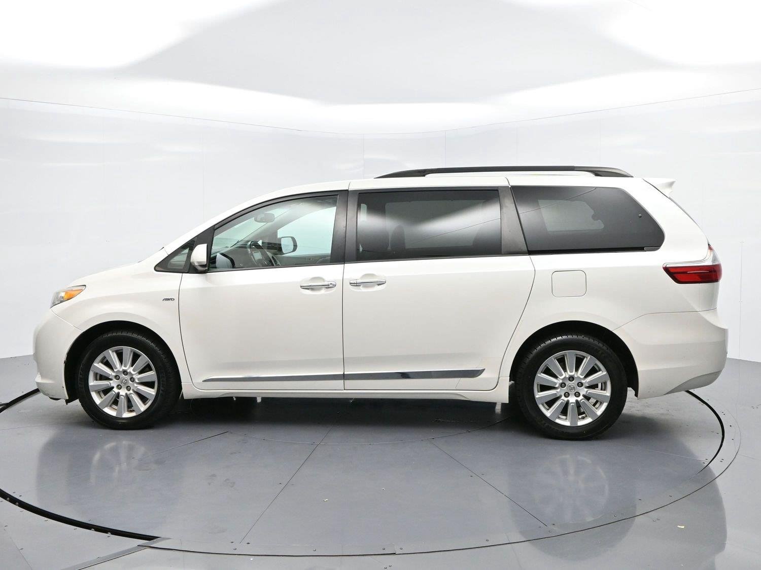 Used 2017 Blizzard Pearl Toyota XLE image 4