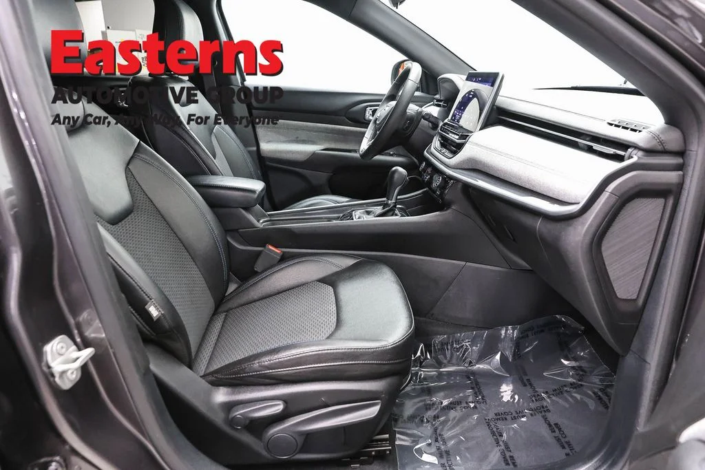 Used 2024  Jeep Latitude image 23