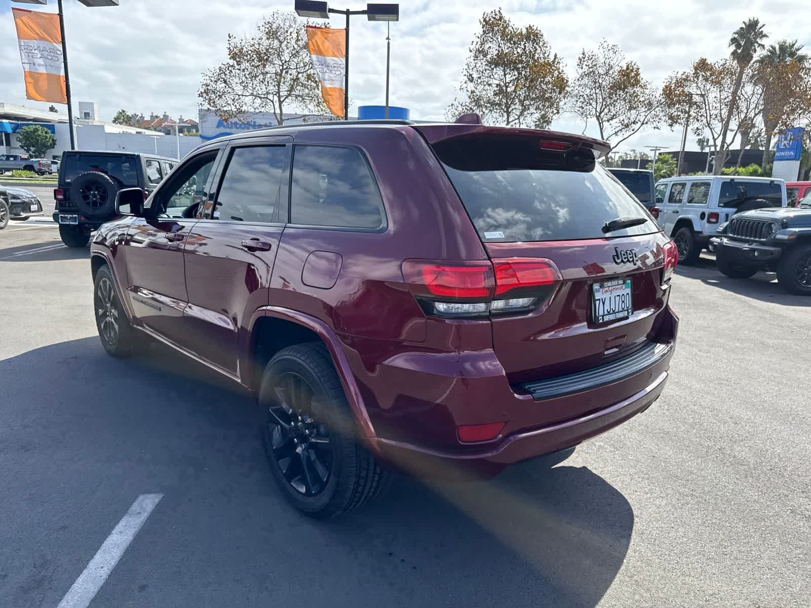 Used 2017 Velvet Red Pearlcoat Jeep Altitude image 21