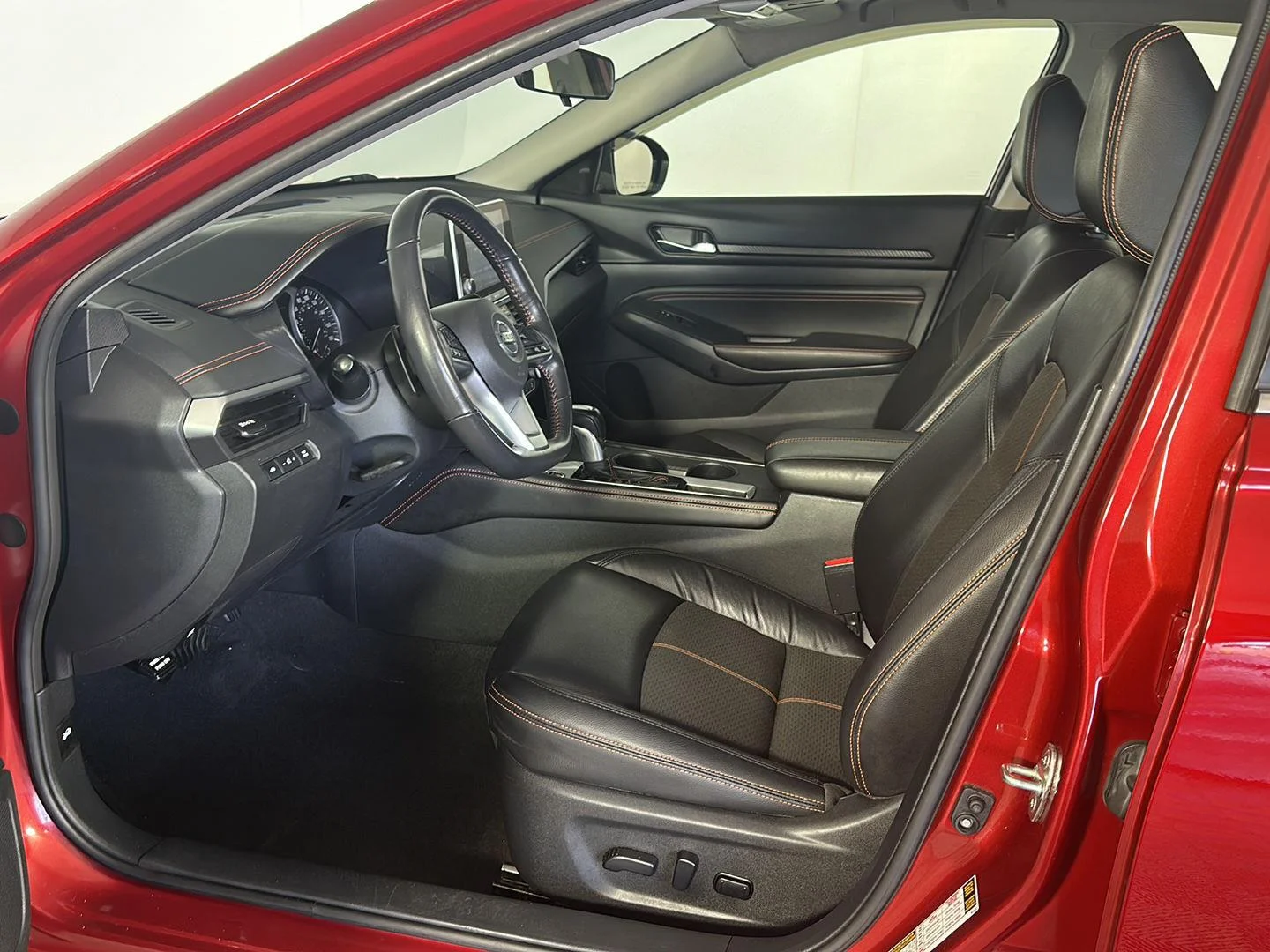 Used 2022 Scarlet Ember Tintcoat Nissan 2.0 SR image 10