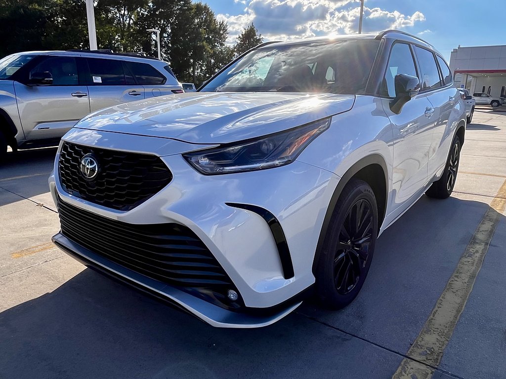 New 2026 Wind Chill Pearl <sup>1</sup> Toyota  XSE image 9