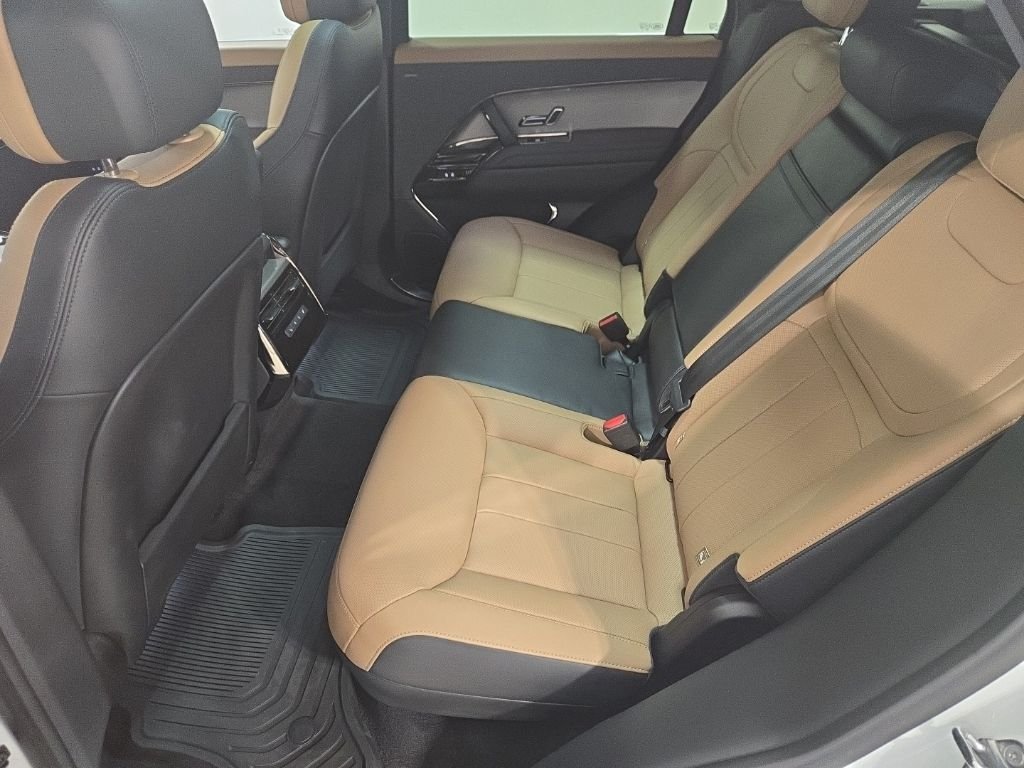 Used 2025 Fuji White Land Rover Dynamic SE image 20