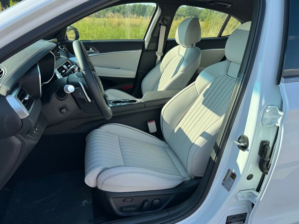 Used 2026 White Genesis 3.3T Sport Prestige image 17