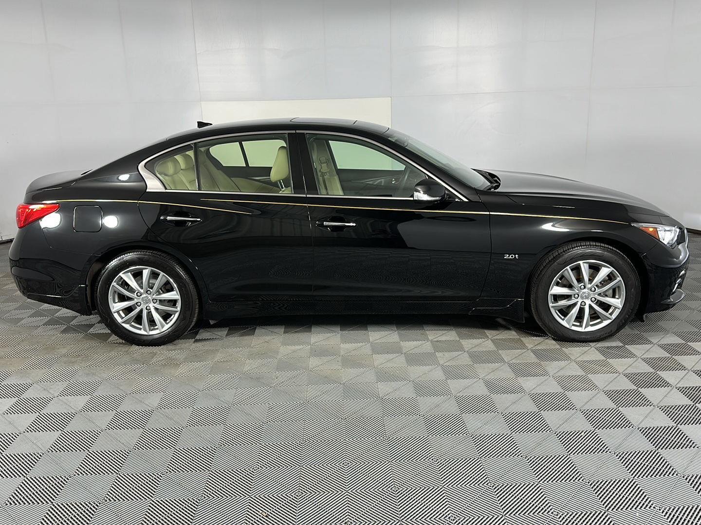 Used 2017 Black Obsidian INFINITI 2.0t Premium image 8