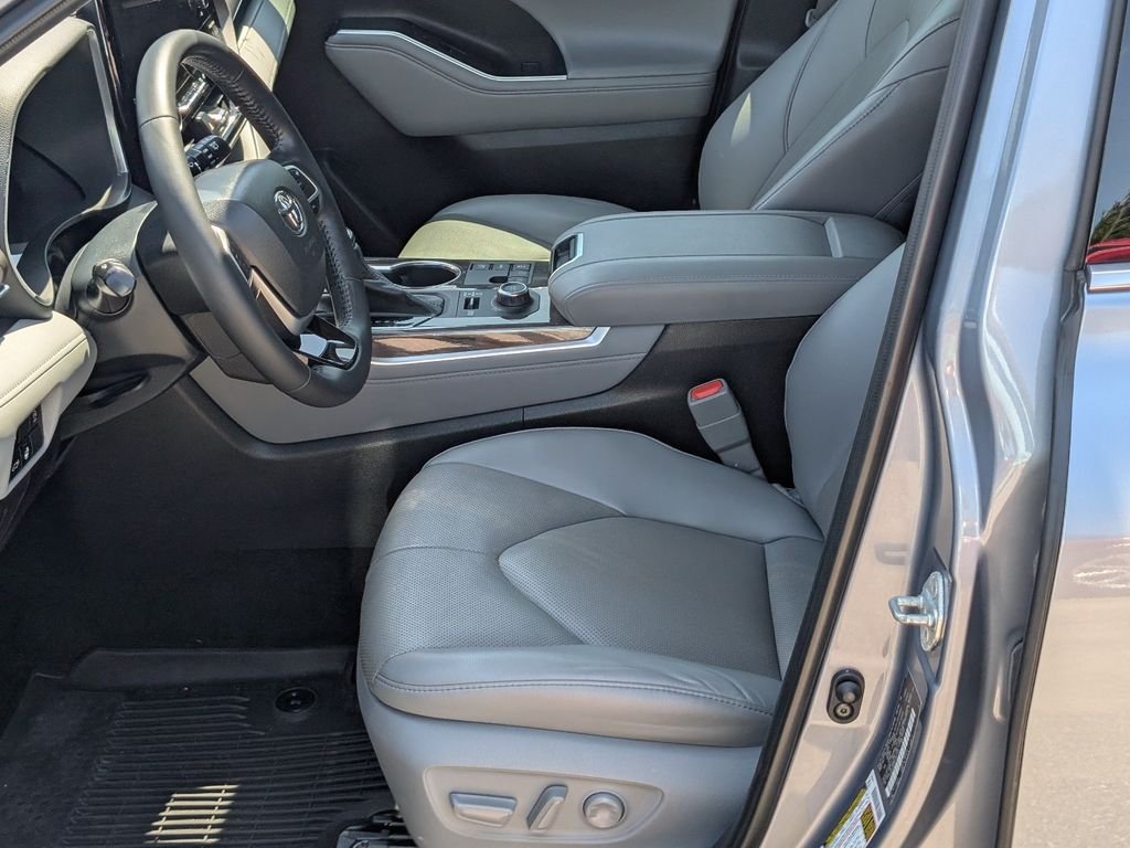 Used 2023  Toyota Limited image 14