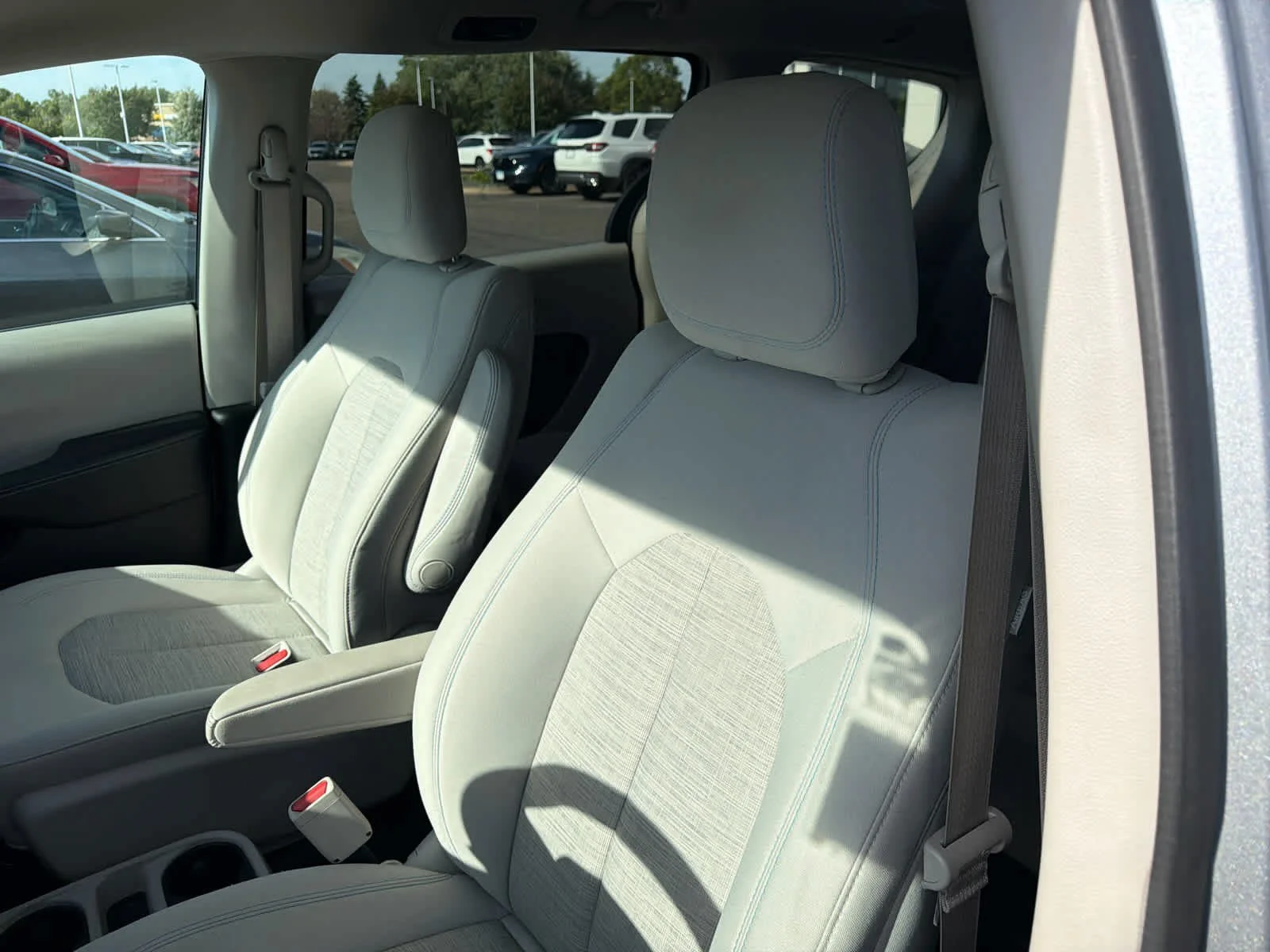 Used 2018 Billet Silver Metallic Clearcoat Chrysler Hybrid Touring Plus image 28