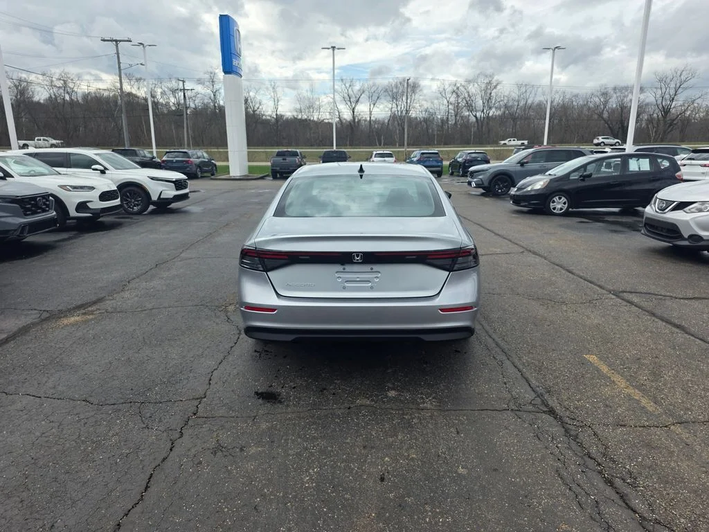 New 2026 Solar Silver Metallic Honda SE image 4