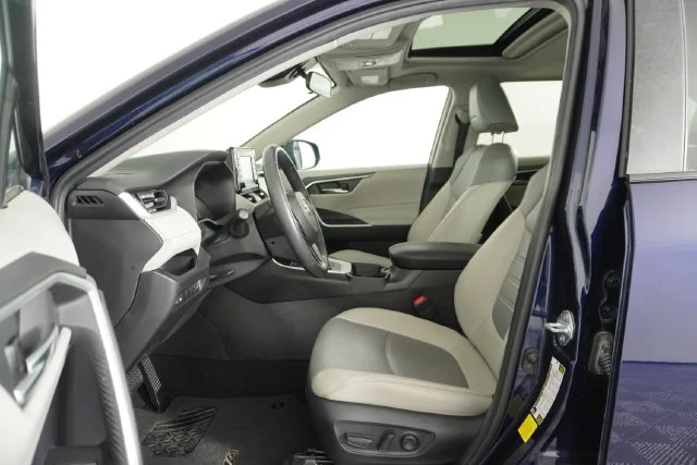 Used 2021 Blue Toyota XLE Premium image 19