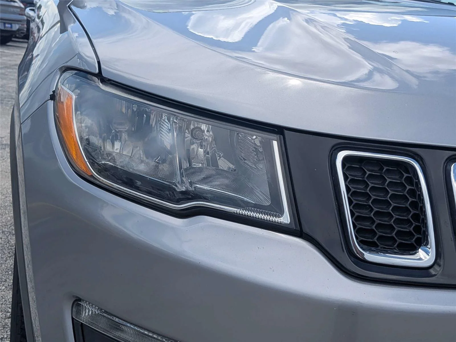 Used 2021  Jeep Latitude image 9