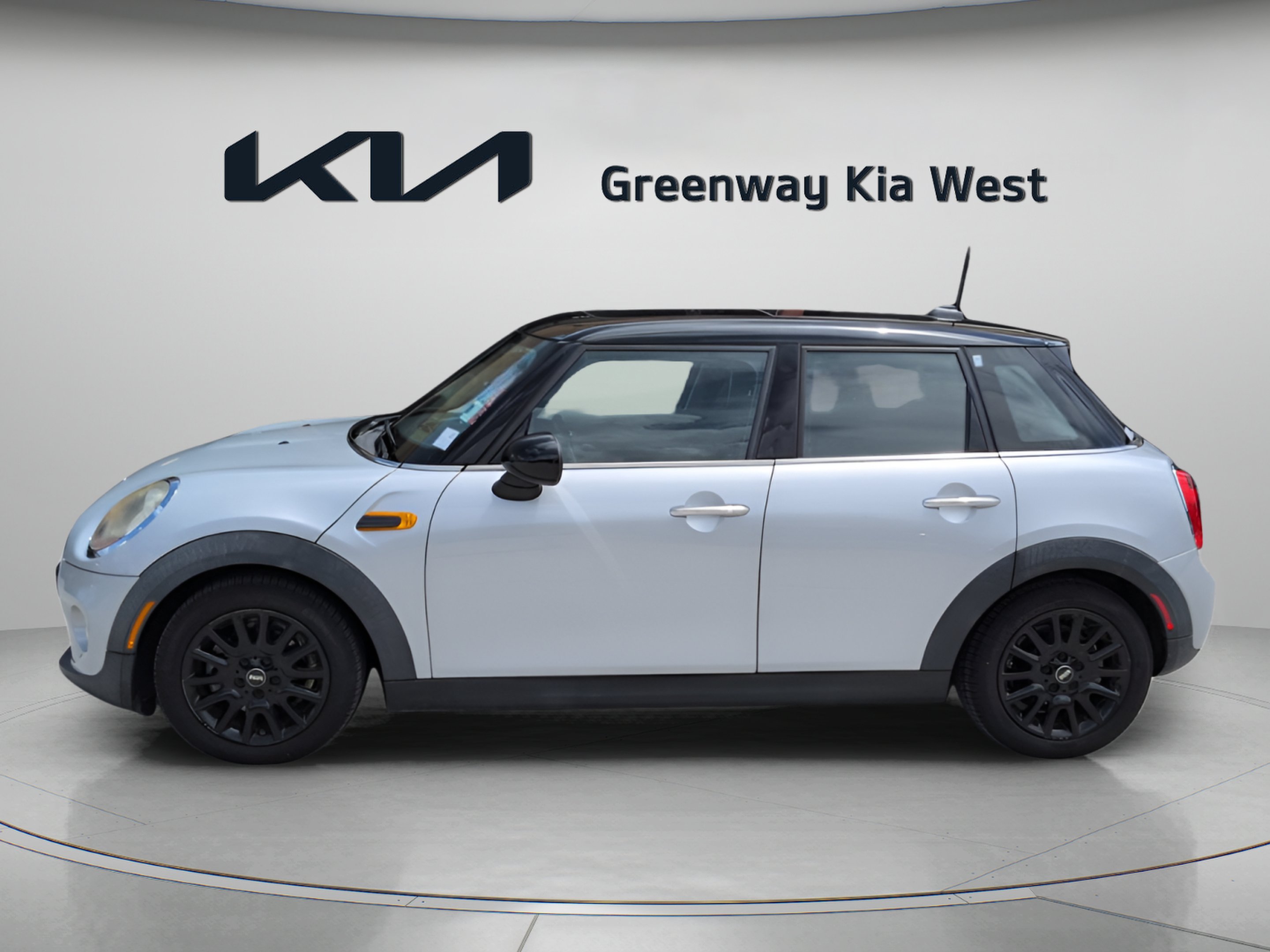 Used 2017 White Silver Metallic MINI Base image 4