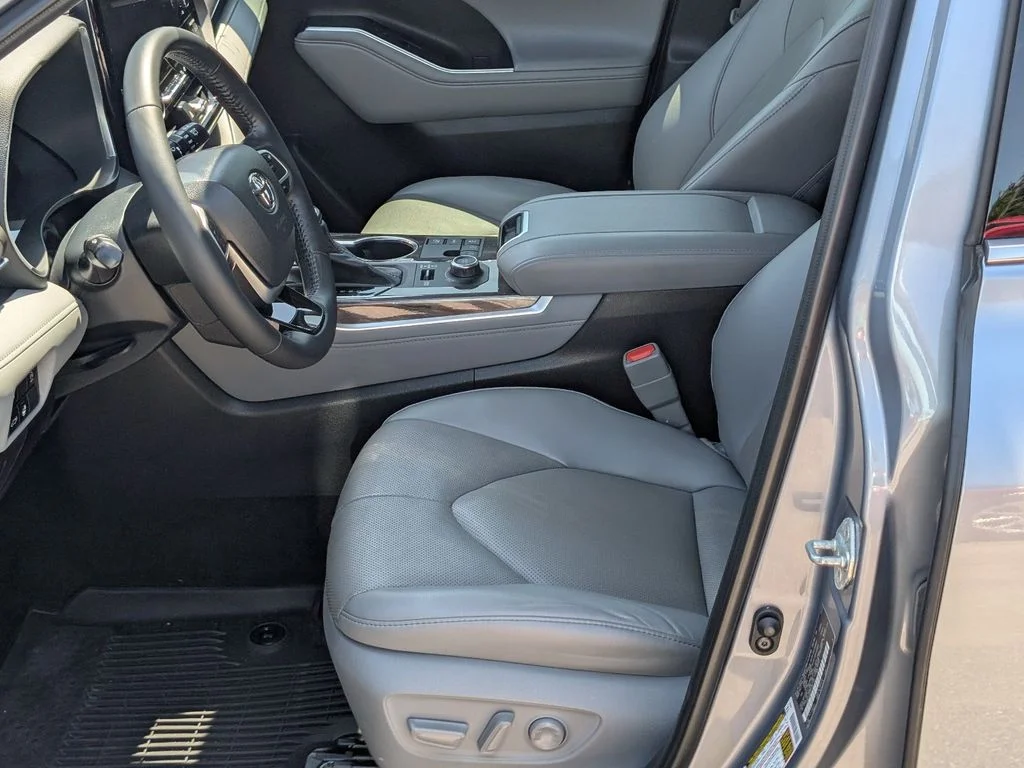 Used 2023  Toyota Limited image 14