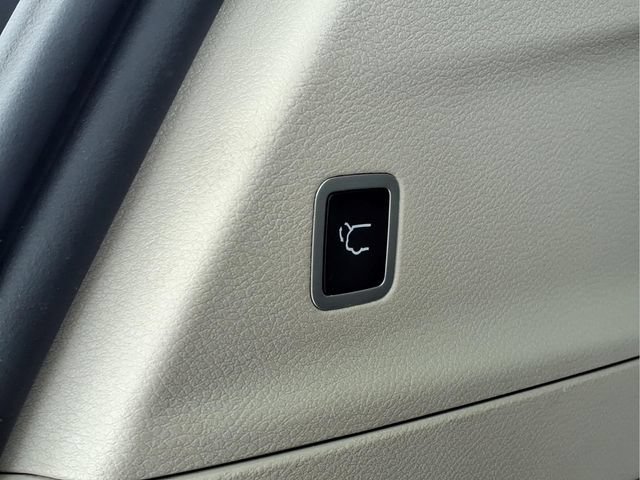 Used 2023  Chrysler LX image 24