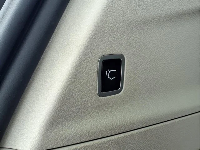 Used 2023  Chrysler LX image 24