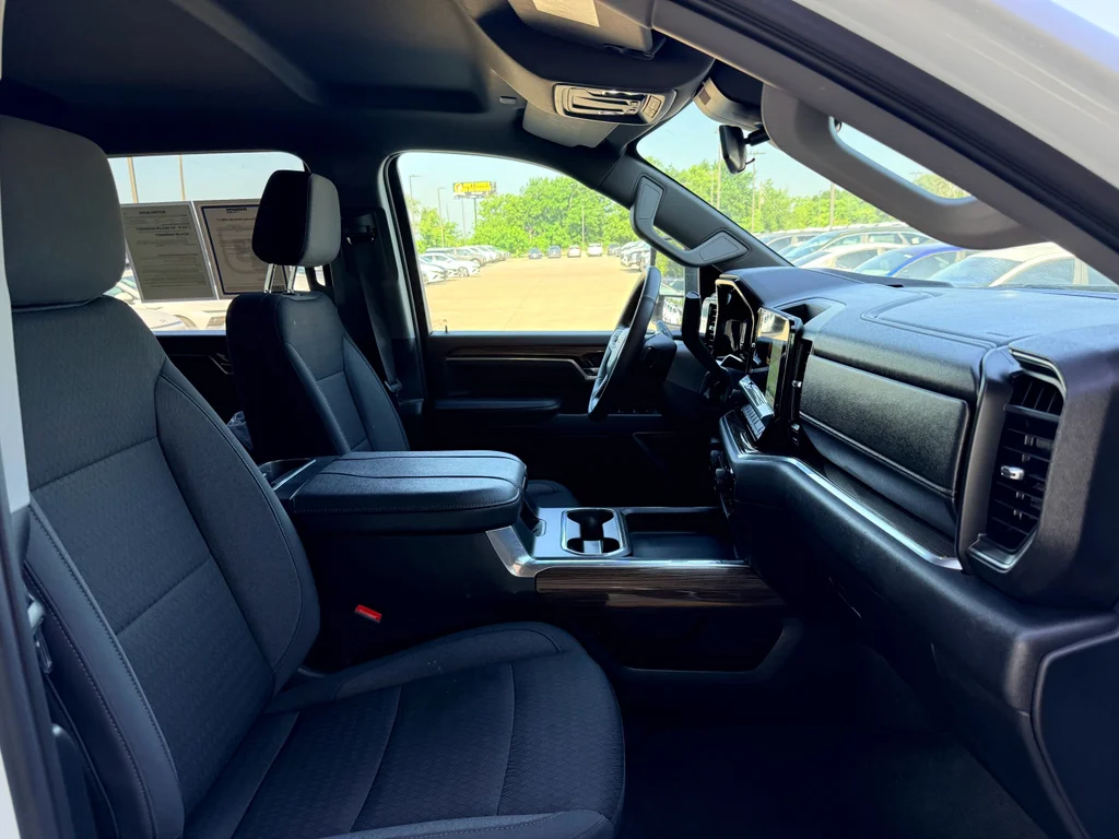 Used 2025 Summit White Chevrolet LT image 13