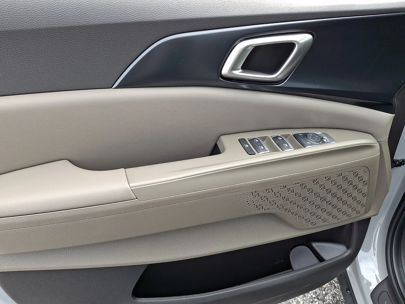 New 2027 Silver Kia LXS image 12
