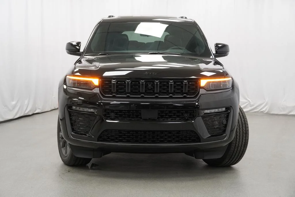 New 2026 Diamond Black Crystal Pearl-Coat Exterior Paint Jeep Limited image 7