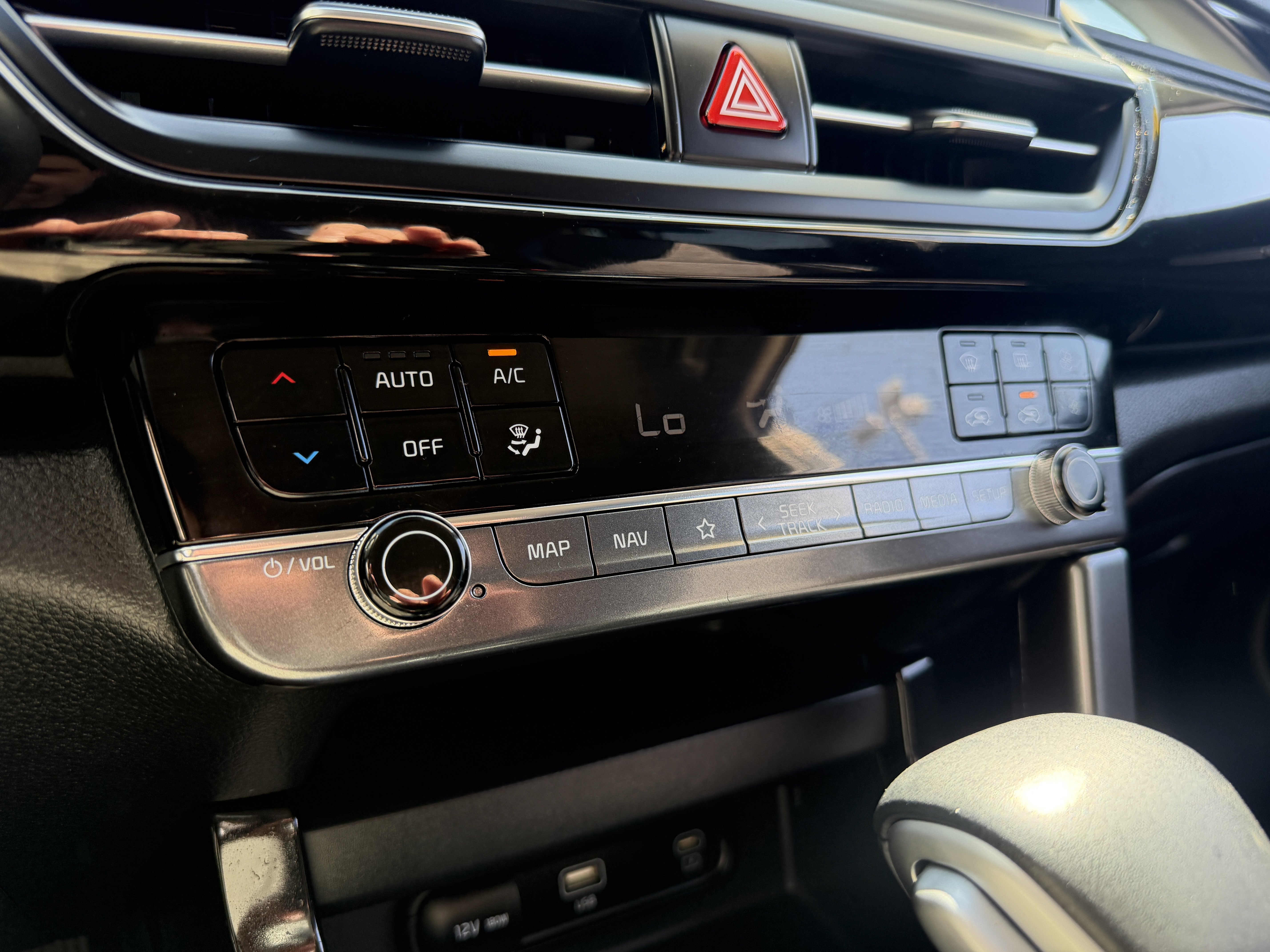Used 2024 Snow White Pearl Kia S image 35