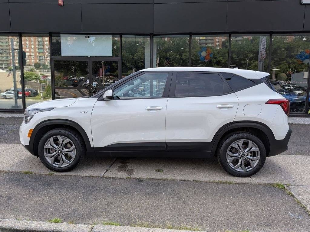 Used 2024 White Kia LX image 10