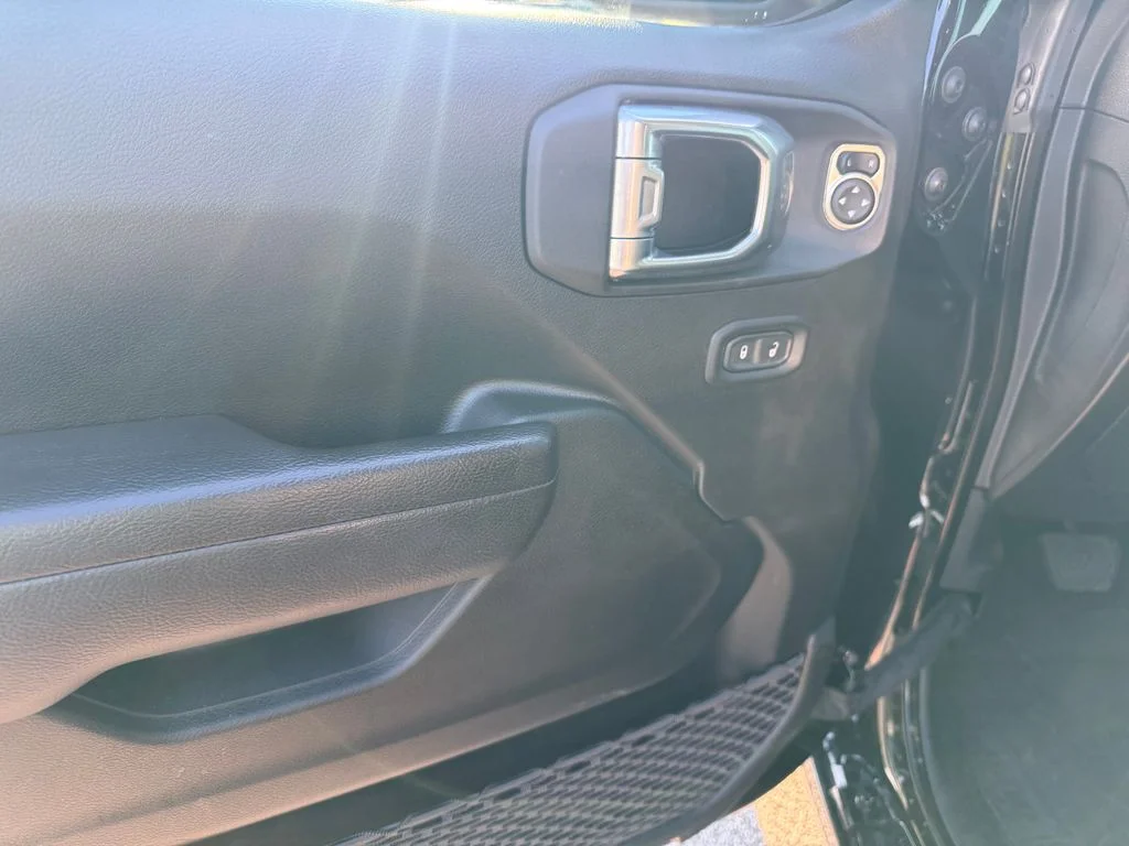Used 2022 Black Jeep Altitude image 5