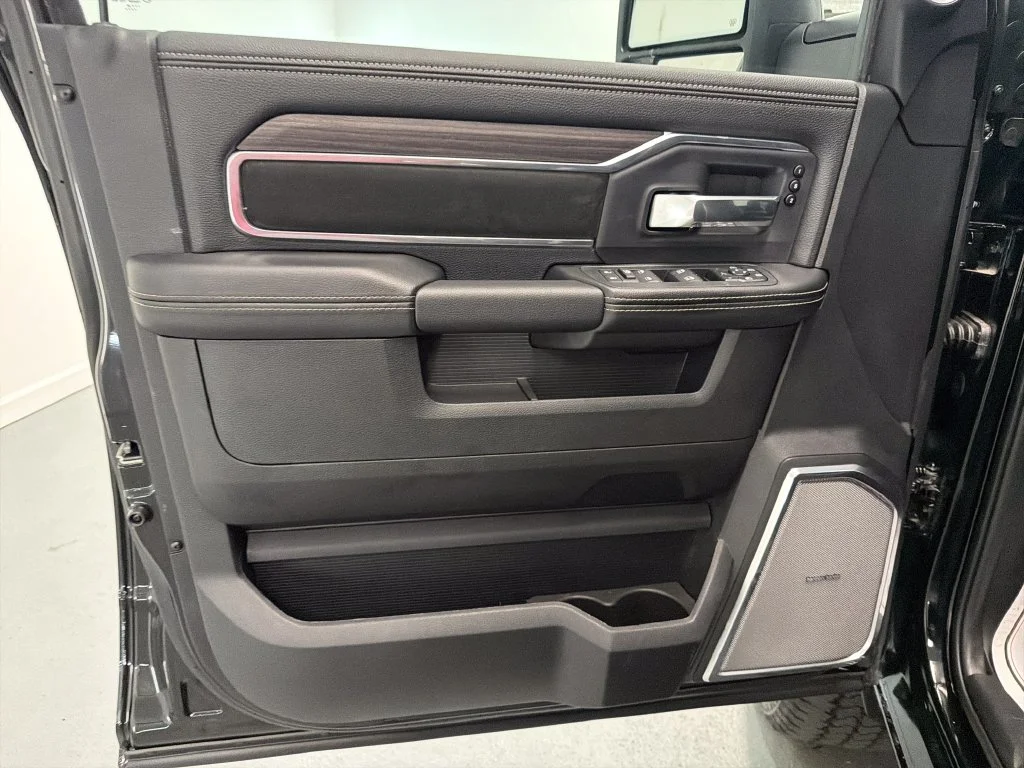New 2026 Diamond Black Crystal Pearl-Coat Exterior Paint RAM Laramie image 12