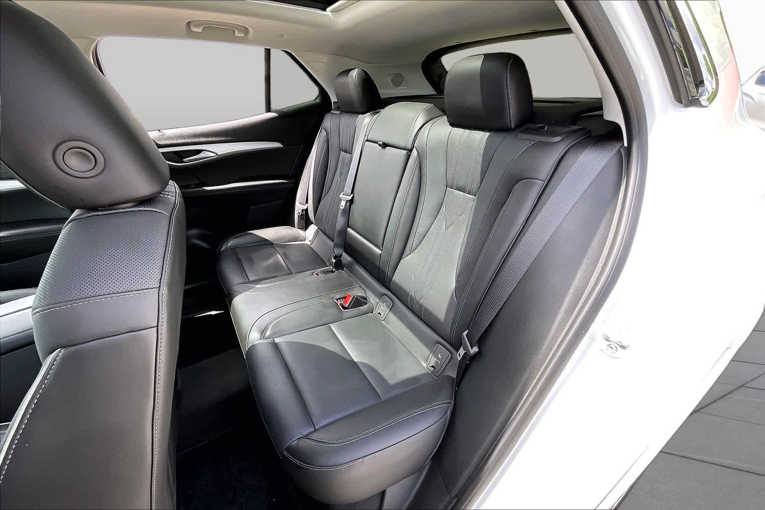 Used 2025 White Frost Tricoat Buick Avenir image 20