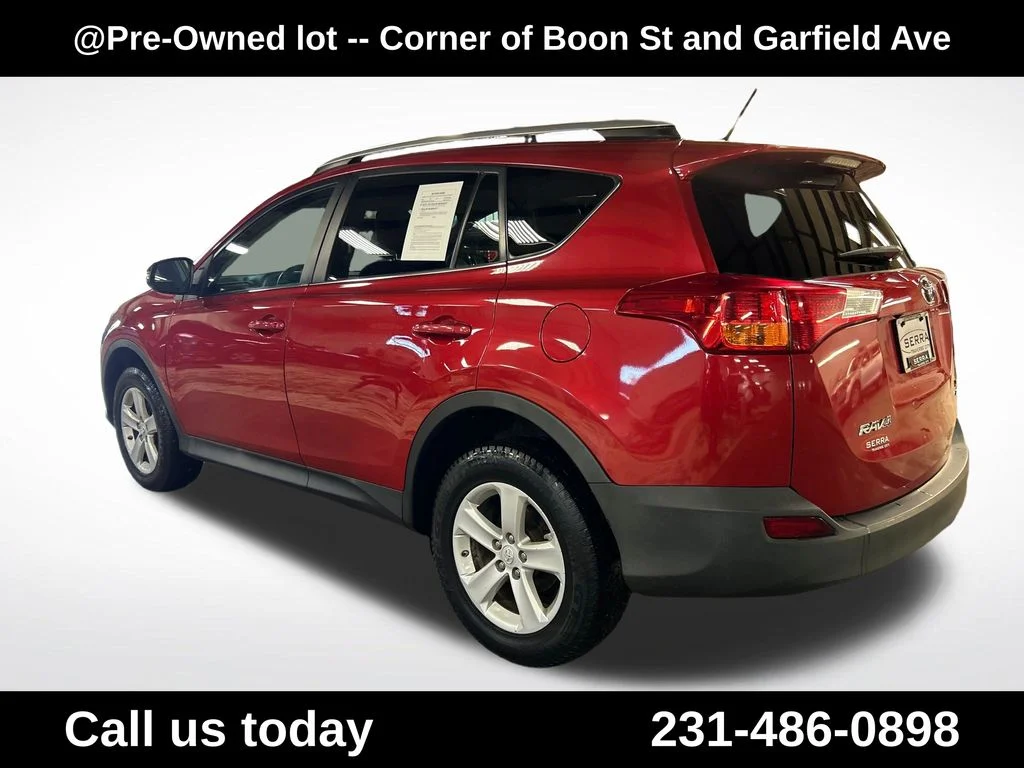 Used 2013 Red Toyota XLE image 3