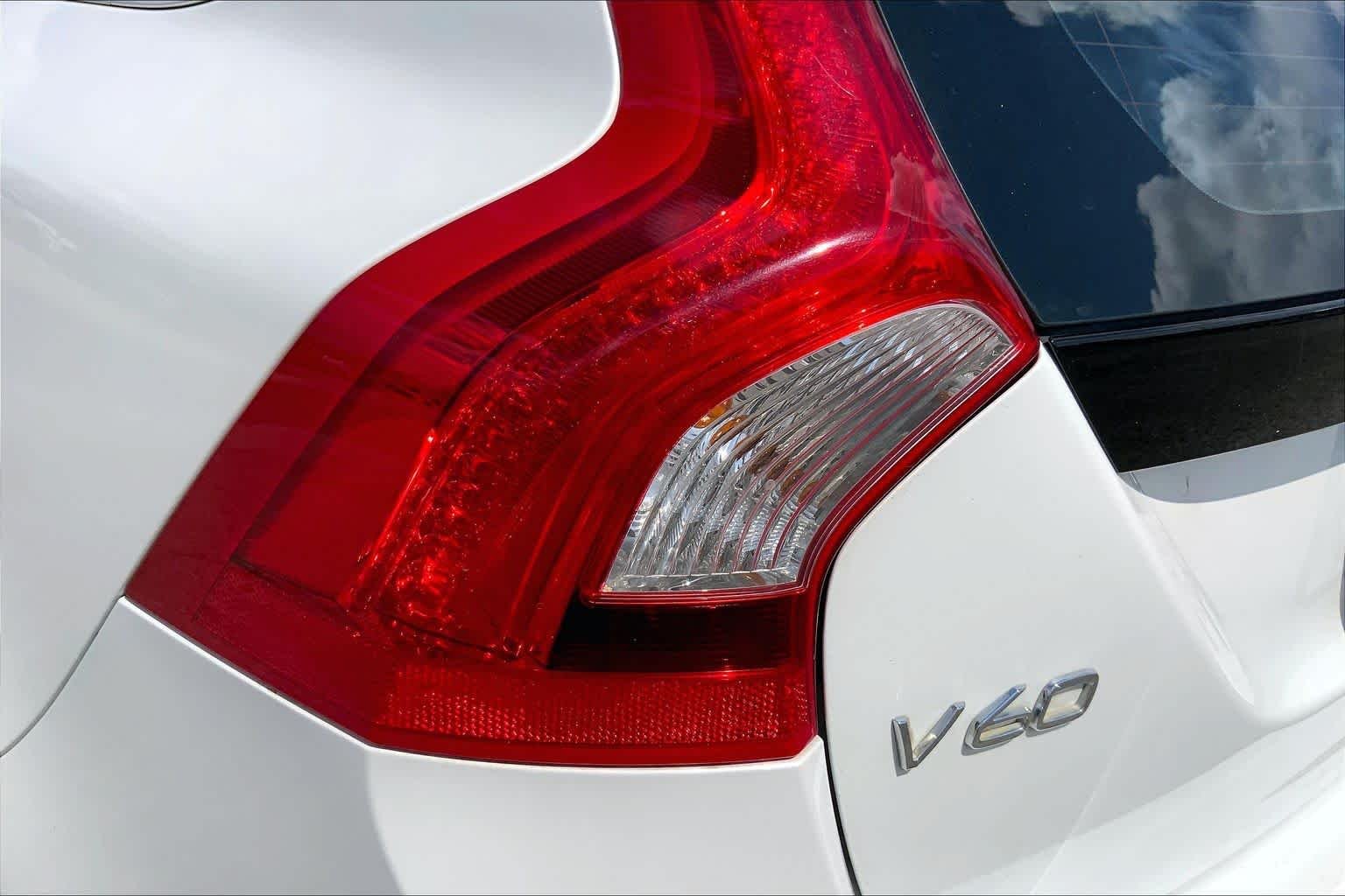 Used 2015 Crystal White Pearl Volvo T5 Drive-E Platinum image 28