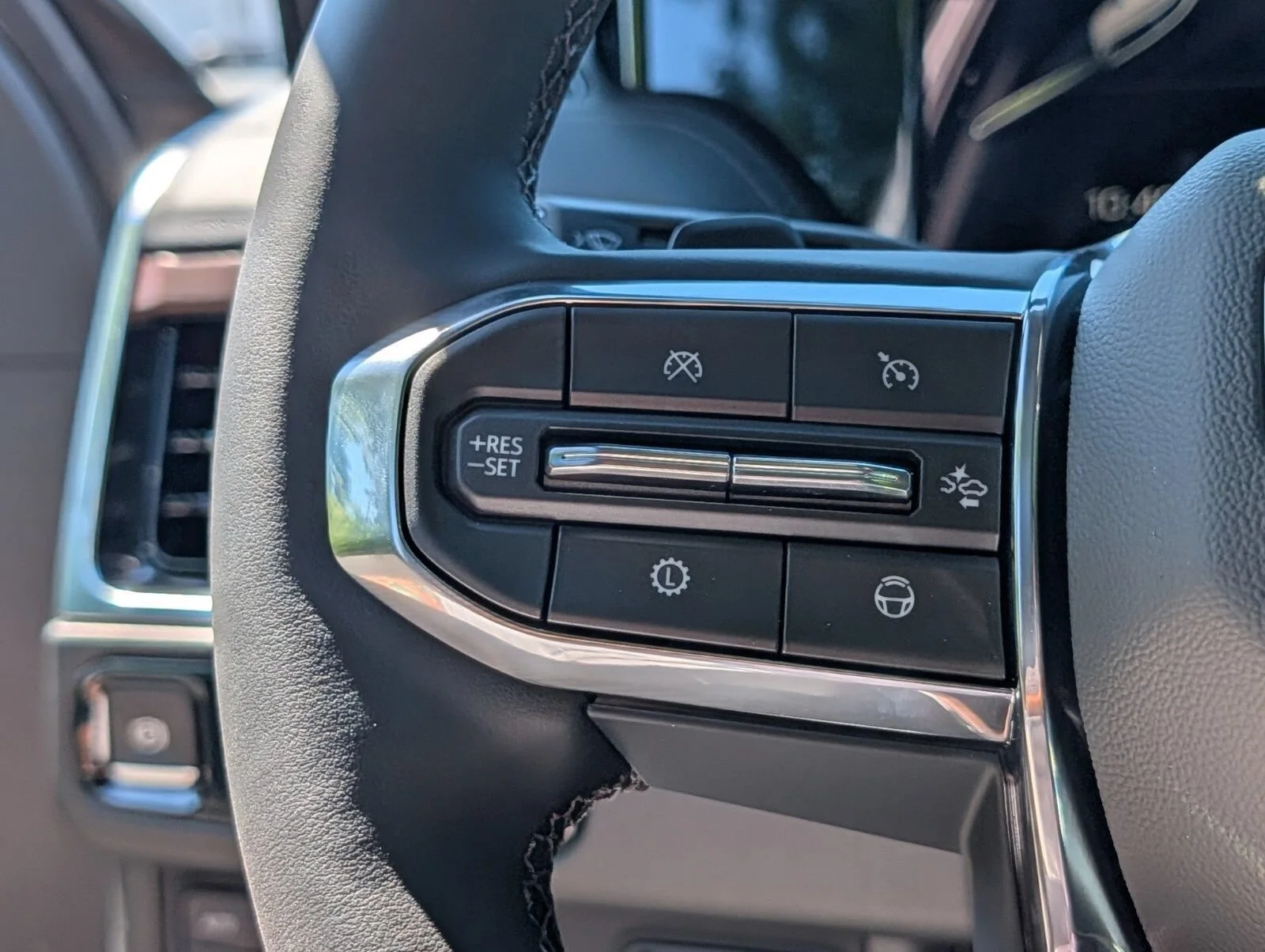2026 GMC Yukon Denali - Photo 34